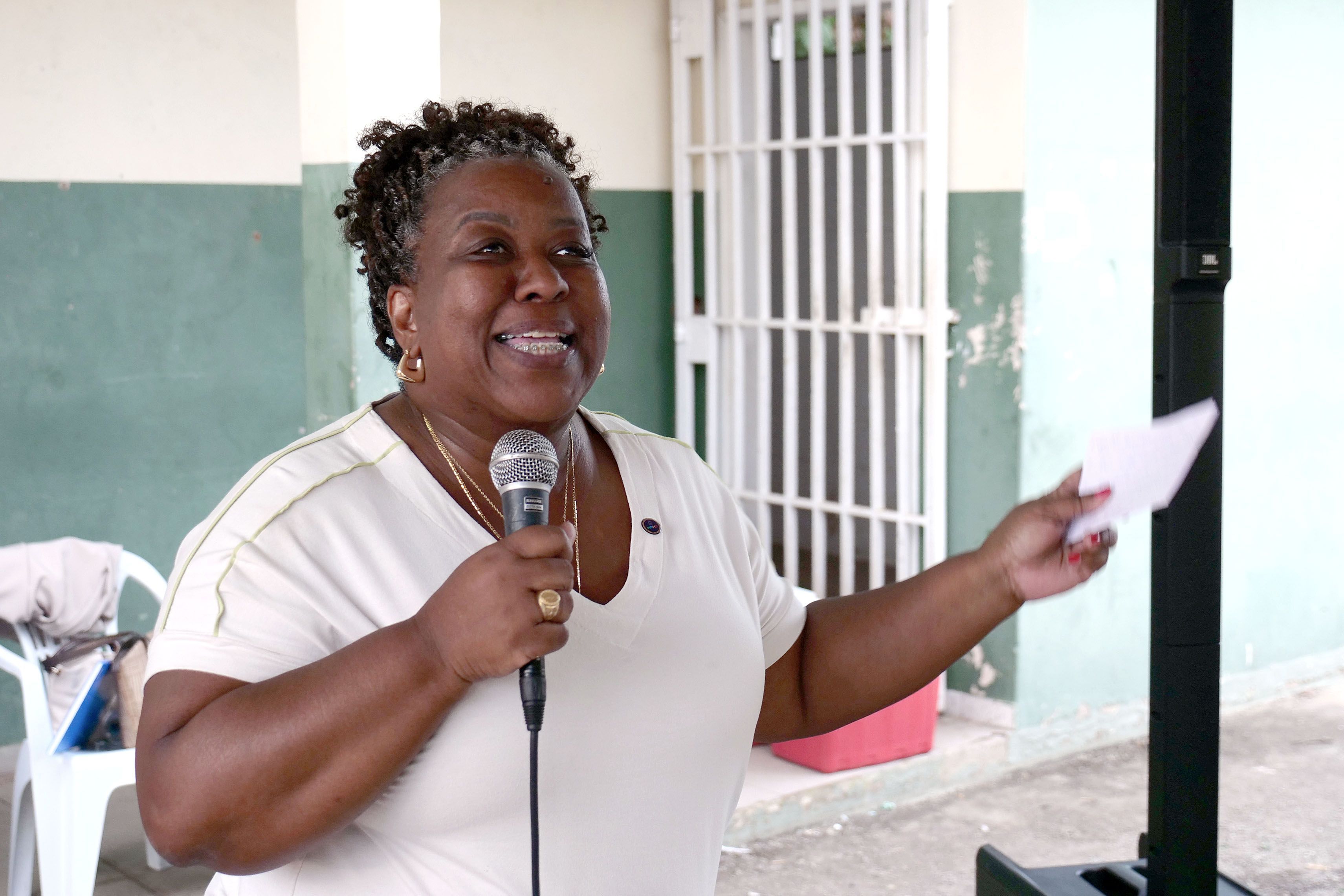Macaé comemora reforma do IR e brinca com hit: 'Guarda a carta, leãozinho'