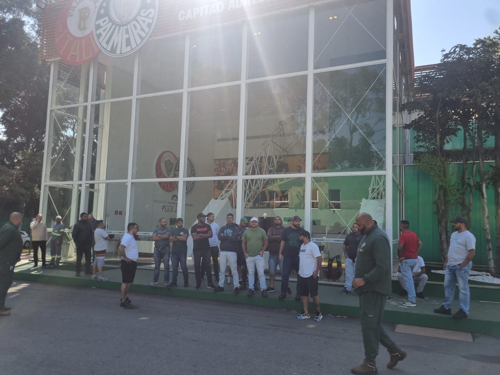 Vídeo: uniformizada invade CT do Palmeiras; clube fala em ameaças e chama polícia