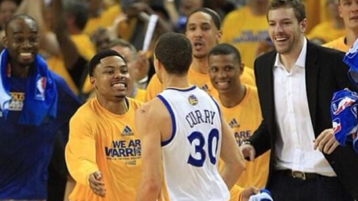 Stephen Curry comemora cesta pelos Warriors, e Scott Machado celebra junto do banco durante jogo em 2013