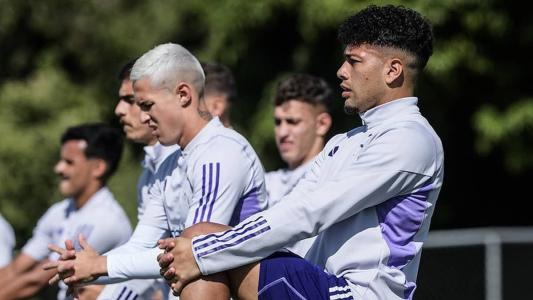 Machado aquece em treino do Cruzeiro nessa sexta (23), na Toca da Raposa II