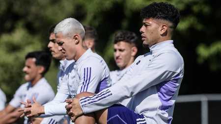 Machado aquece em treino do Cruzeiro nessa sexta (23), na Toca da Raposa II