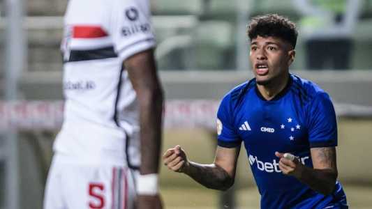 Machado comemora gol do Cruzeiro em jogo com São Paulo