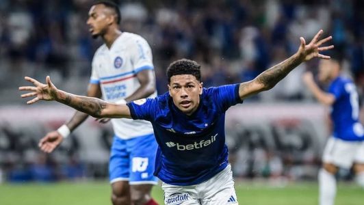 Machado, do Cruzeiro, comemora gol que abriu o placar contra o Bahia, no Mineirão