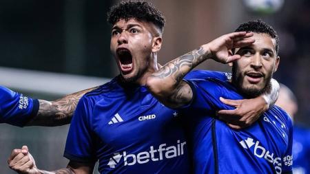 Machado e William comemoram primeiro gol do Cruzeiro contra o Náutico, em BH