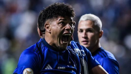 Machado vibra com gol do Cruzeiro em jogo contra o São Paulo, no Independência