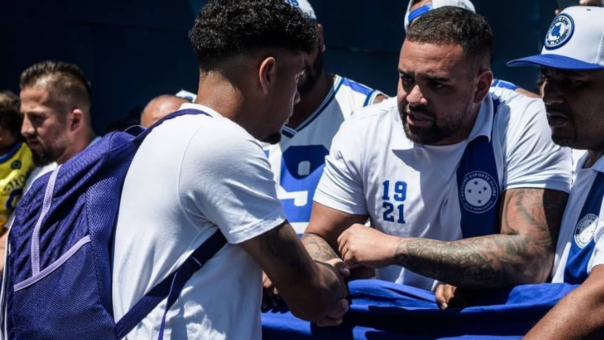 Elenco do Cruzeiro recebe apoio da torcida na Toca antes de viagem para Santos