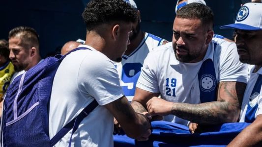 Machado, volante do Cruzeiro, conversou com torcedores na porta da Toca da Raposa II