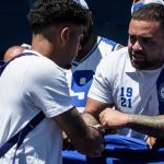 Elenco do Cruzeiro recebe apoio da torcida na Toca antes de viagem para Santos