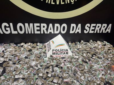 Com eles foram encontrados 22 tabletes de maconha na noite dessa segunda-feira (28).