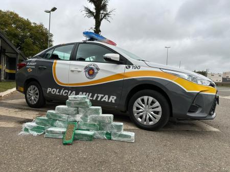 Com eles foram encontrados 22 tabletes de maconha na noite dessa segunda-feira (28).