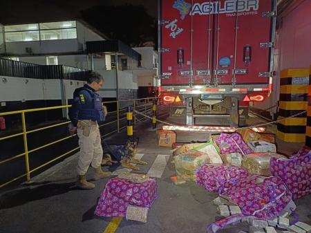 Com eles foram encontrados 22 tabletes de maconha na noite dessa segunda-feira (28).