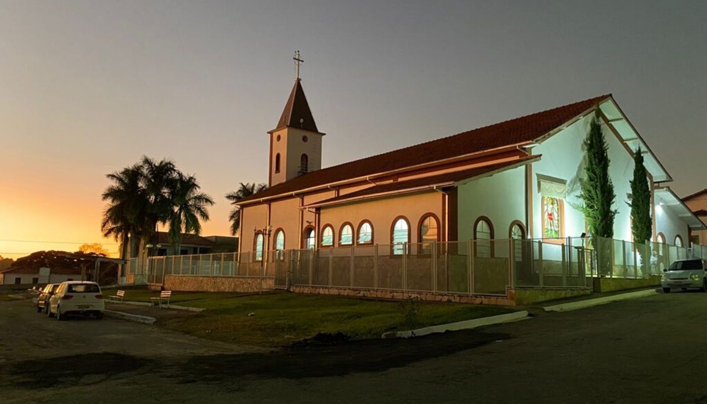 Igreja afasta padre denunciado por promover festas sexuais em igreja em MG