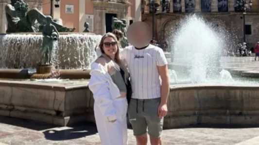 Madeleine e Jason durante viagem romântica para a Espanha