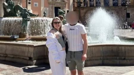 Madeleine e Jason durante viagem romântica para a Espanha