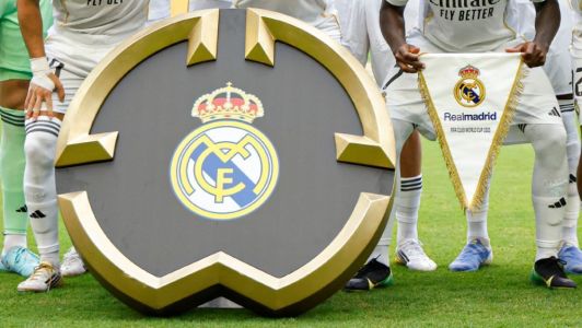 Escudo e flâmula do Real Madrid com o time para jogo do Mundial de Clubes da Fifa