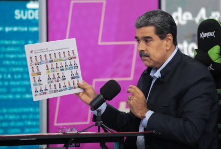 Nicolás Maduro apresenta cédula de votação na Venezuela em que aparece 13 vezes