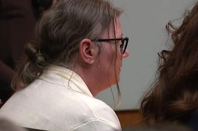 Em decisão inédita nos EUA, mãe é condenada por homicídio por dar arma a filho que matou colegas
