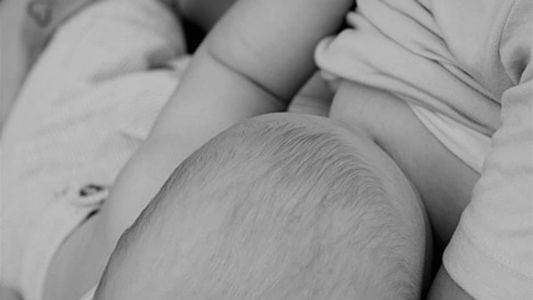 Mãe cuja prótese de silicone rompeu durante período de amamentação será indenizada