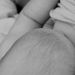 Empresa terá que indenizar mulher que teve prótese de silicone rompida ao amamentar