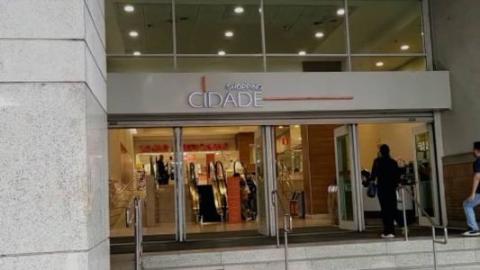 Mãe da adolescente acionou a polícia após ser avisada que o homem filmava a menor de idade