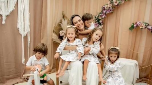 Mãe de quíntuplos oferece apoio para gestante que descobriu estar grávida de seis filhos
