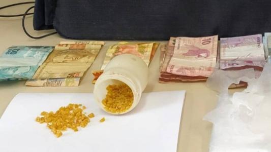 Mãe e filho foram presos suspeitos de tráfico de drogas