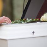 Funerária que cortou cabelo e maquiou jovem evangélica para o velório é condenada pela Justiça 