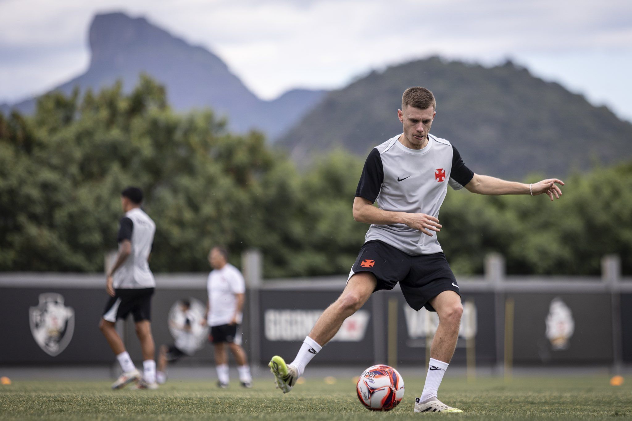 Fernando Diniz pode surpreender em escalação do Vasco na estreia no Carioca