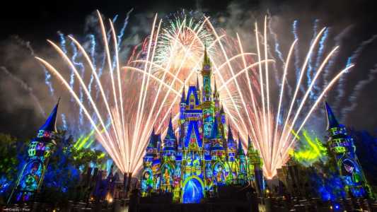 Disneylândia reabre na Califórnia após mais de um ano, com restrições e sem abraço no Mickey
