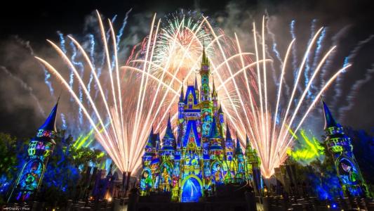 Disneylândia reabre na Califórnia após mais de um ano, com restrições e sem abraço no Mickey