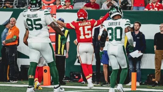 Mahomes comemora último lance em vitória do Chiefs sobre o Jets