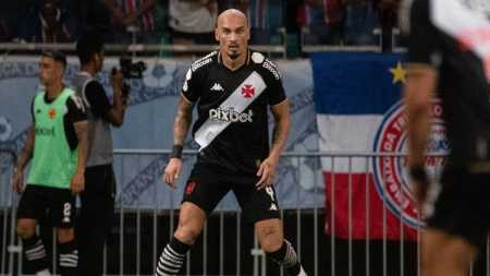 Maicon deve ganhar nova chance, sem Medel, diante do Fortaleza