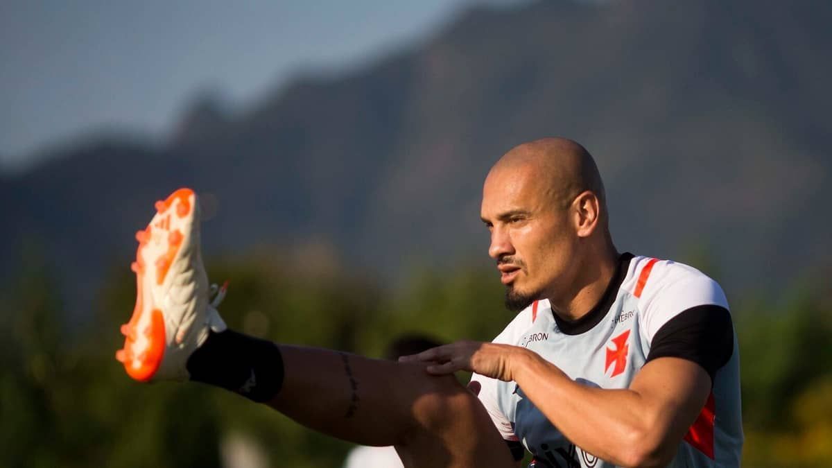 Recém-contratado, Maicon não empolga e perde espaço no Vasco