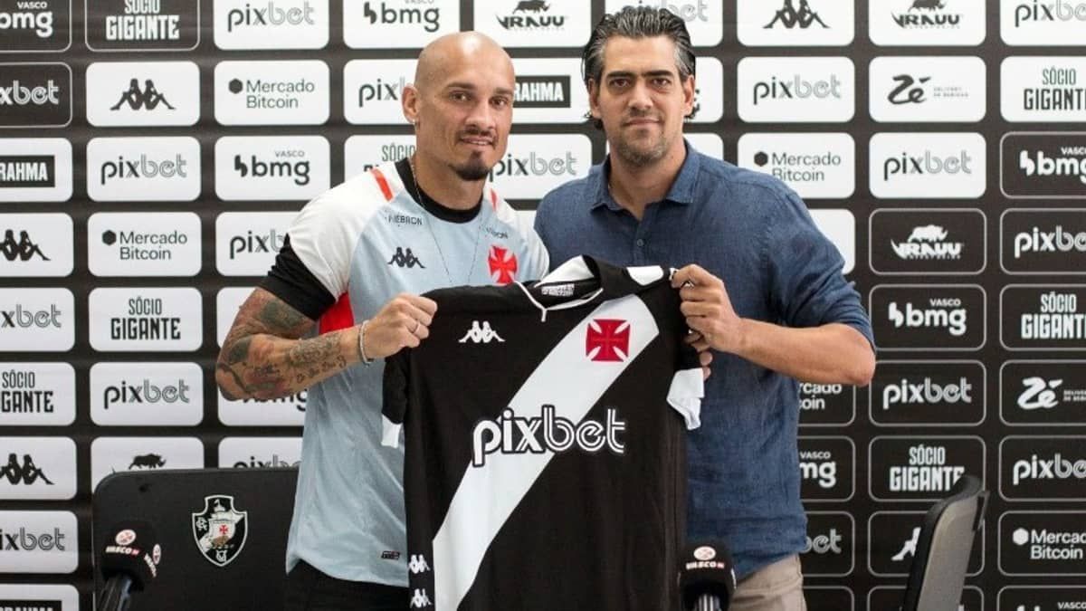 Maicon pode estrear contra o Cruzeiro um ano após saída pela 'porta dos fundos'