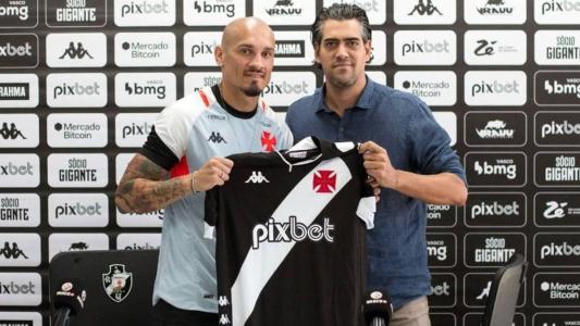Maicon foi apresentado pelo Vasco nesta quinta-feira (6)