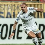 Maicon já treina no CT do Vasco, aguardando anúncio oficial