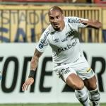 Maicon já treina no CT do Vasco, aguardando anúncio oficial