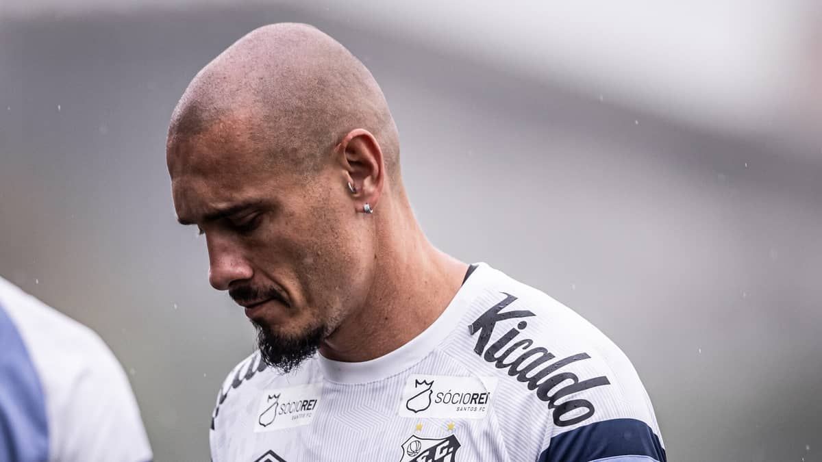 Maicon rescinde com o Santos e se aproxima do Vasco