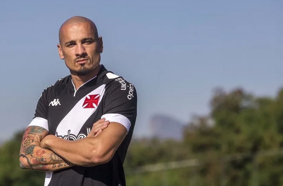 Entenda por que Vitória não terá zagueiro do Vasco nessa janela de transferências