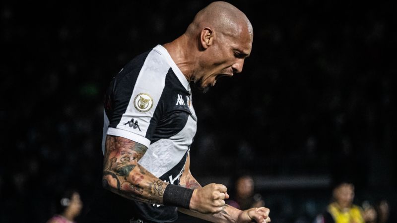 Payet brilha, Vasco derrota o Vitória e deixa zona de rebaixamento do Brasileiro