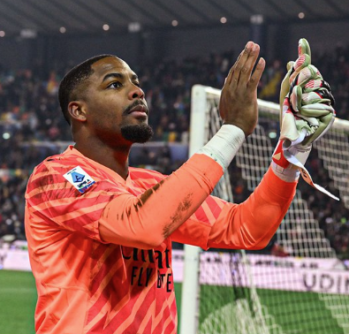 Milan vence Udinese no Italiano em jogo interrompido por ato de racismo