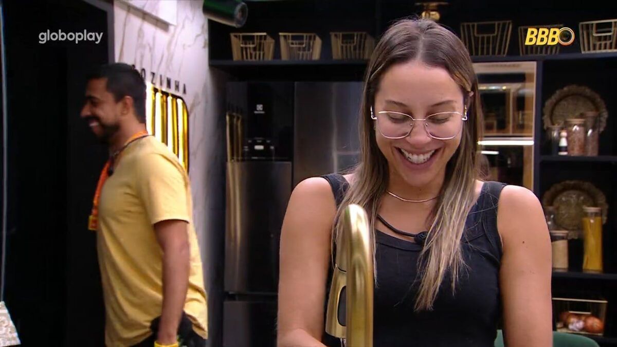 Após beijar Giovanna, Maike insiste em relação com Renata no BBB 25