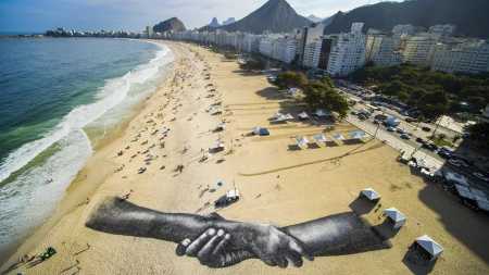'Maior corrente humana do mundo' é exposta em Praia de Copacabana
