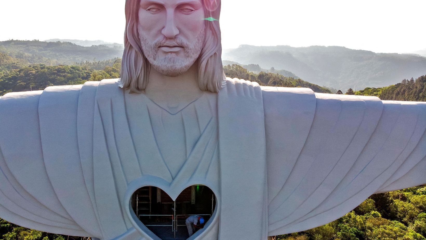 Maior que estátua do RJ, Cristo Protetor será inaugurado; veja onde e detalhes