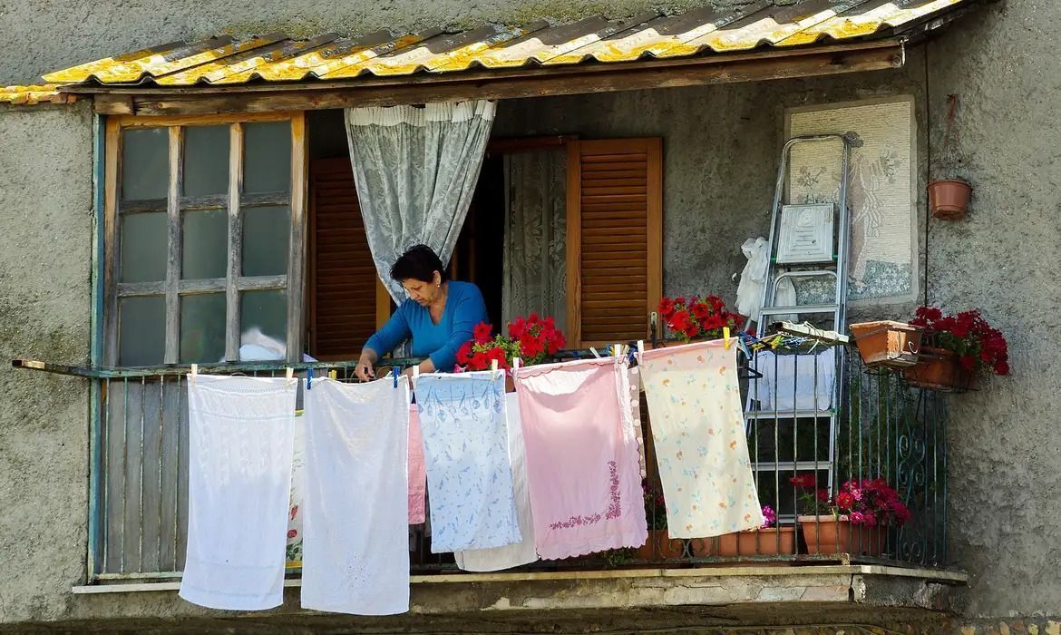 Maioria negra e baixos salários: dados revelam retrato das trabalhadoras domésticas no Brasil