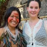 Lana Del Rey conhece comunidade e influenciadora indígena em Manaus; saiba quem