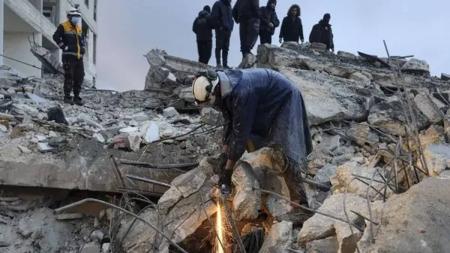Mais de 1.400 pessoas morreram e centenas de moradores estão desaparecidos
