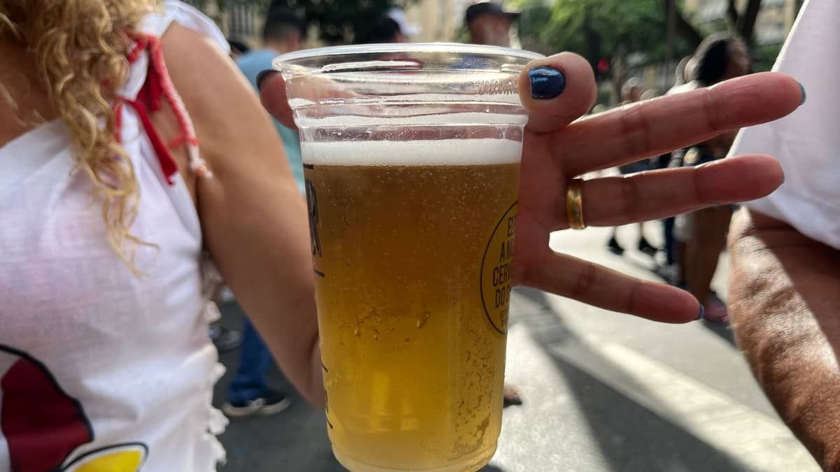 Carnaval 2023: gasto com bebidas alcóolicas será o principal para mais de 80% dos foliões   