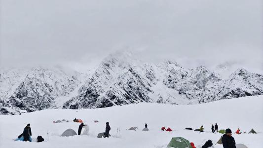 Mais de 200 pessoas estão presas no Monte Everest em meio à forte nevasca