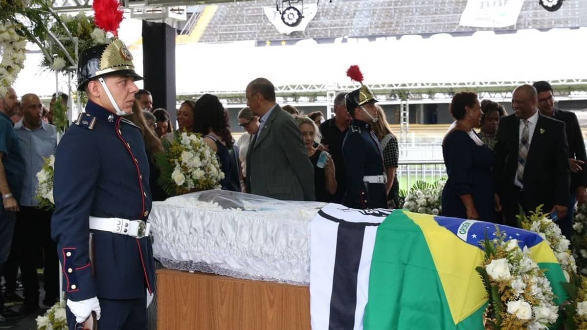 Ausência de geração do penta no velório de Pelé é criticada